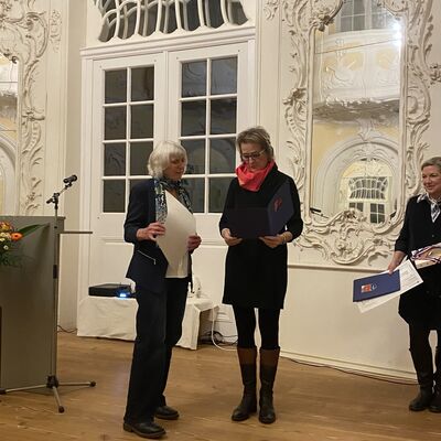 &Uuml;bergabe des Kulturpreises 2025 in der Kategorie Literatur durch die Kreispr&auml;sidentin Hildegard Mersmann an Erika Bock