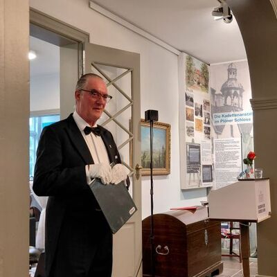 Der Butler Ernst-Alfred- begr&uuml;&szlig;t die G&auml;ste