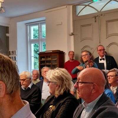 Die Geigerin Dagmar Olshausen leitet die Feier ein