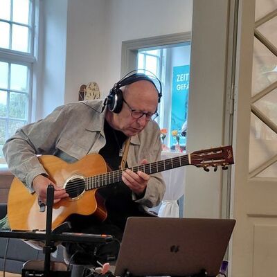 Der Musiker und Komponist Jens Fischer, Gitarre und Loopsampler