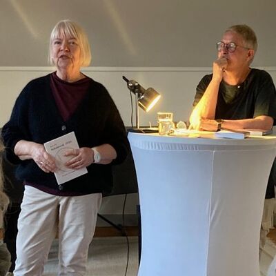 Karla Schmerfeld begr&uuml;&szlig;t die G&auml;ste zur Lesung von Ute Haese im Kulturhaus Alte Apotheke in Sch&ouml;nberg