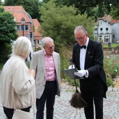 Kulturbiennale 2026, Butler Ernst Alfred kontrolliert die Liste