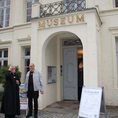 Kulturbiennale 2026 , Grit Wenzel und Jens Fischer vor dem Museum